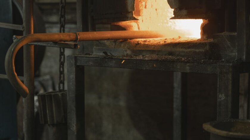 Flexibele verwarmingsbanden geïnstalleerd op leidingen voor temperatuurbehoud in een industriële omgeving.