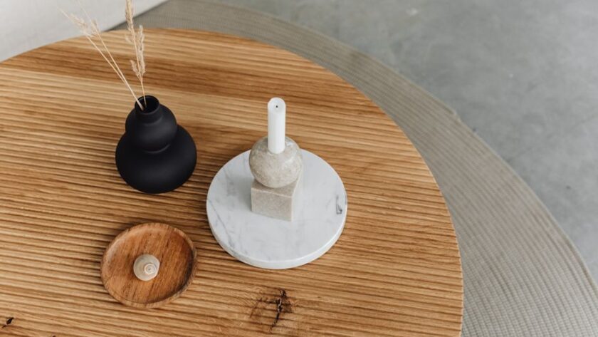 Een stijlvolle minimalistische eiken salontafel in een modern interieur, accentueert de natuurlijke schoonheid van het hout.