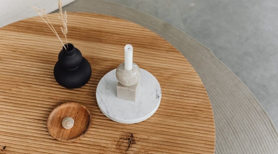 Een stijlvolle minimalistische eiken salontafel in een modern interieur, accentueert de natuurlijke schoonheid van het hout.