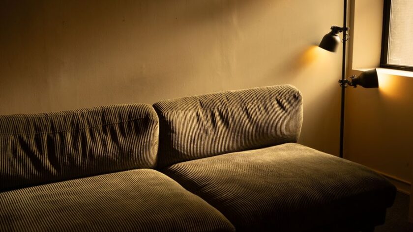 Elegante salonverlichting in een modern interieur met comfortabele meubels en een warme sfeer.